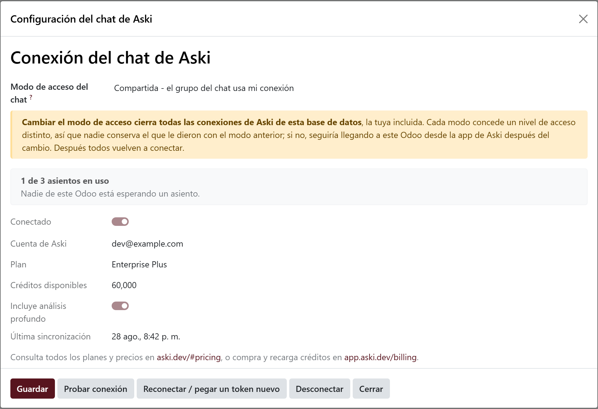 Formulario de configuración del chat de Aski en Odoo, con el desplegable del modo de acceso, el aviso de que cambiarlo cierra todas las conexiones, y los datos de la cuenta conectada.
